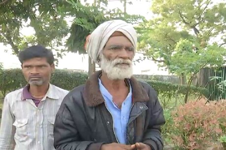 सागर में ज़िंदा जलाए गए युवक धनप्रसाद के परिजन.