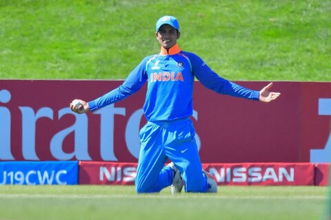 भारत ए (India A) टीम के कप्तान शुभमन गिल (Shubman Gill) ने दिल्ली के खिलाफ मैच के दौरान पहले दिन विकेट के पीछे कैच आउट होने के बावजूद क्रीज नहीं छोड़ी थी.