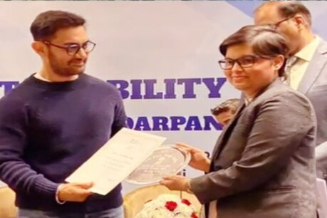 फिल्म स्टार आमिर खान ने पानीपत की एडीसी प्रीति को अवॉर्ड दिया.