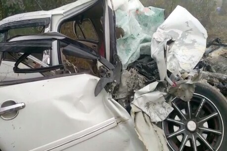 जींद में कोहरे के चलते स्कूल बस और कार में जबरदस्त टक्कर, 3 की मौत, 1 घायल जींद में कोहरे के चलते स्कूल बस और कार में जबरदस्त टक्कर, 3 की मौत, 1 घायल