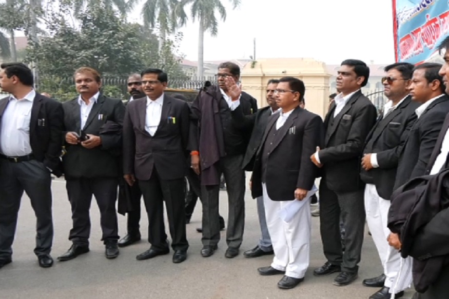 यूपी में वकीलों की बड़ी हड़ताल, हत्याओं और तमाम मुद्दों को लेकर साढ़े 3 लाख  से ज्यादा अधिवक्ता बनाएंगे सरकार पर दबाव- Big strike in Uttar pradesh  against ...