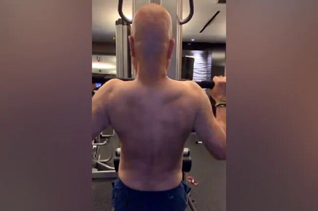 जिम में बॉडी बनाते दिखे अनुपम खेर, TikTok पर वीडियो हुआ वायरल