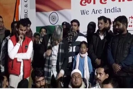 VIDEO: CAA-NRC के विरोध में भाषण दे रहे थे RJD सांसद, हो गया Oops मोमेंट! VIDEO: CAA-NRC के विरोध में भाषण दे रहे थे RJD सांसद, हो गया Oops मोमेंट!