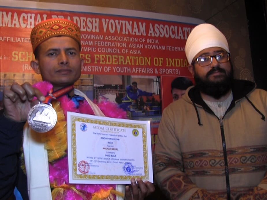 कंबोडिया में पुरुषोत्तम ने कांस्य पदक जीतने पर मंडी में उनका स्वागत किया गया.