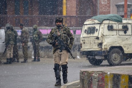 सीआरपीएफ के एक दल ने एक परिवार तक खाना पहुंचाने के लिए 12 किमी पैदल का सफर तय किया.