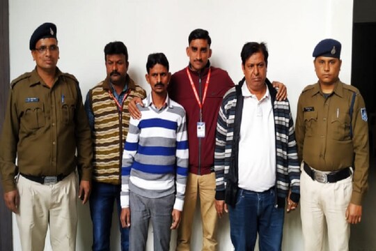 इंदौर में नकली दवाईयों की फैक्ट्री पर छापे में गिरफ्तार आरोपी. 