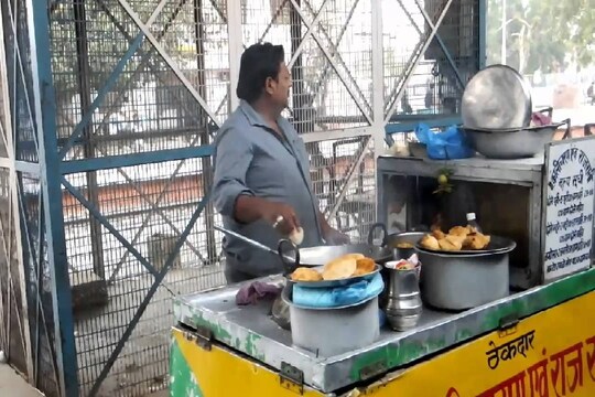भारत के विभिन्न रेलवे स्टेशनों पर तरह तरह के फूड्स का अपना अलग मजा है.