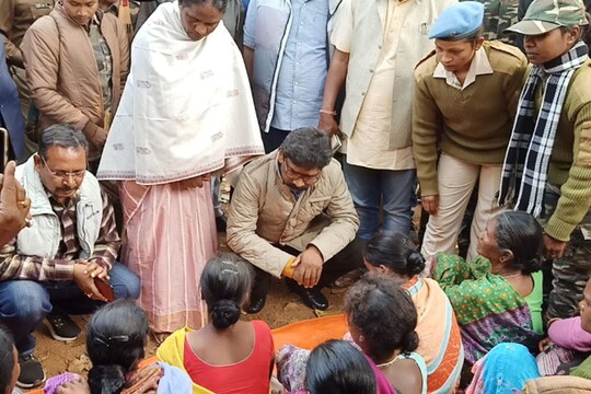 बुरुगुलीकेरा गांव में पीड़ित परिवारों से मिलते सीएम हेमंत सोरेन 