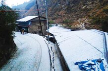 PHOTOS: ऊंची पहाड़ियों में हुई भारी बर्फबारी से नेशनल हाईवे 305 यातायात के लिए बंद