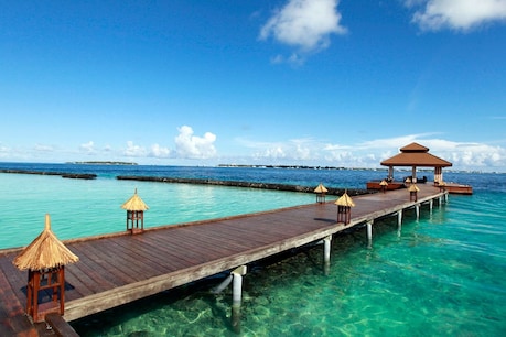 सेलिब्रेटीज से लेकर आम लोग तक छुट्टियां बिताने के लिए जाते हैं मालदीव, जानिए यहां क्या है खास