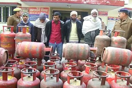 मेरठ: सिलेंडर चोरों के गिरोह को पुलिस ने पकड़ा, 60 सिलेंडर बरामद, 5 लोग गिरफ्तार... मेरठ: सिलेंडर चोरों के गिरोह को पुलिस ने पकड़ा, 60 सिलेंडर बरामद, 5 लोग गिरफ्तार...