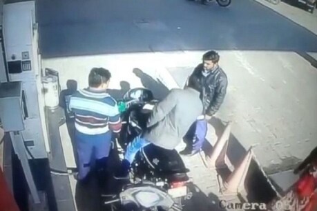मुरादाबाद में पंपकर्मियों से बहस करता आरोपी युवक.