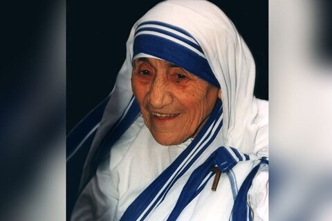 मदर टेरेसा का असली नाम एग्नेंस गोंझा बोयाजिजू था. उनका जन्म 26 अगस्त 1910 को यूगोस्लाविया में हुआ था.