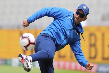 कोच का बड़ा बयान, IPL रद्द होने के बावजूद टी20 वर्ल्ड कप खेलेंगे धोनी! कोच का बड़ा बयान, IPL रद्द होने के बावजूद टी20 वर्ल्ड कप खेलेंगे धोनी!