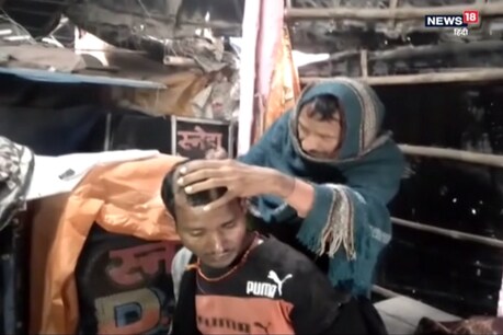 आरोपी का मुंडन करवाते लोग