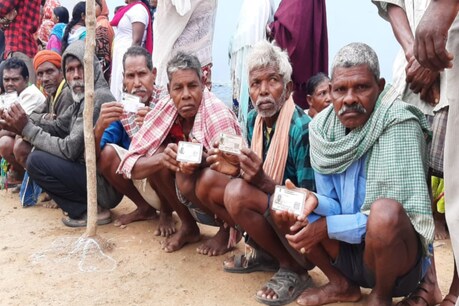 पंचायत चुनाव: दंतेवाड़ा के पोलिंग बूथ पर मधुमक्खियों का हमला, धमतरी में चुनाव चिन्ह पर बवाल पंचायत चुनाव: दंतेवाड़ा के पोलिंग बूथ पर मधुमक्खियों का हमला, धमतरी में चुनाव चिन्ह पर बवाल
