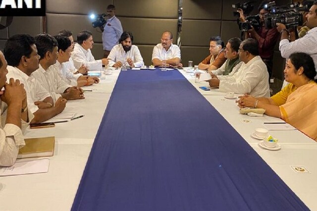आंध्र में BJP को मिला नया साथी,तेलुगु सुपरस्टार पवन कल्याण की पार्टी से गठबंधन आंध्र में BJP को मिला नया साथी,तेलुगु सुपरस्टार पवन कल्याण की पार्टी से गठबंधन