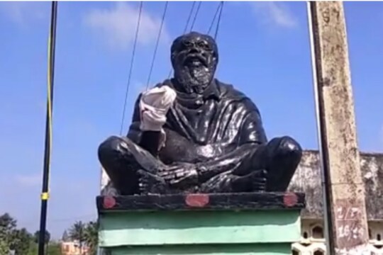 तमिलनाडु के चेंगलपट्टू के नजदीक पेरियार ईवी रामासामी की मूर्ति को नुकसान पहुंचाया गया. 