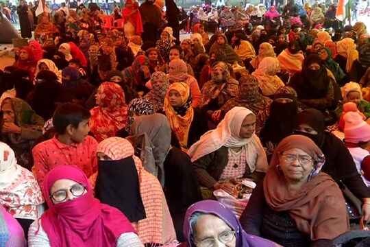 प्रयागराज के मंसूर अली पार्क में लगातार 14 दिन से धरने पर बैठी हैं महिलाएं 