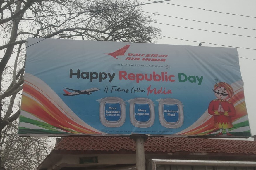 श्रीनगर के लाल चौक पर एयर इंडिया ने पहली बार लगाया गणतंत्र दिवस की बधाई वाला होर्डिंग. Air India put up first Republic Day greetings hoardings at Lal Chowk, Srinagar