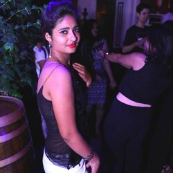  जयपुर. राजस्थान की राजधानी जयपुर के ब्रह्मपुरी इलाके में रहने वाली एक 22 साल की युवती की बेरहमी से हत्या कर दी गई. युवती शादीशुदा थी और एक ढाई महीने के बच्चे की मां भी थी. युवती का नाम रेश्मा मंगलानी था और दो साल पहले उसने घर-परिवारवालों की मर्जी के खिलाफ जयपुर के ही घाटगेट निवासी 'अंतर धर्म विवाह' किया था. शादी का पहला साल तो खुशी-खुशी गुजरा लेकिन फिर दोनों में अनबन शुरू हो गई. मनमुटाव इसकदर बढ़ा की कुछ समय पहले अयाज रेश्मा को ससुराल छोड़कर पिता के घर रहने लगा. शादी और ब्रेकअप के बाद रेश्मा ने ढाई महीने पहले ही एक बच्चे को जन्म दिया और इस बच्चे ने दोनों को करीब भी ला दिया. लेकिन तब तक रेश्मा के चरित्र को लेकर अयाज के दिल में प्यार की जगह रेश्मा के लिए नफरत घर कर चुकी थी. यही कारण हुआ कि 19 जनवरी की रात उसने पहले रेश्मा को शराब पिलाई और फिर सुनसान जगह ले जाकर मौत के घाट उतार दिया. अगली स्लाइड्स में पढ़ें, कैसे 1997 में पैदा हुई रेश्मा को 20 साल की उम्र में प्यार हुआ, 2017 में शादी, 2018 तक साथ, 2019 में बच्चा और फिर 2020 में मर्डर?