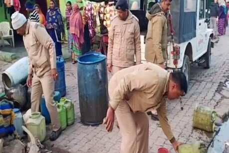 पुलिस और आबकारी विभाग ने लक्ष्मीपुरा में संयुक्तरूप से दबिश देते हुए शराब की भट्टियों को पूरी तरह से नष्ट कर दिया.