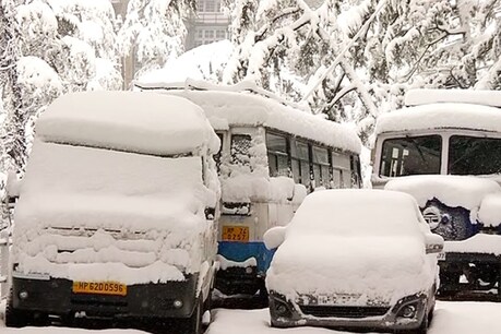 बर्फबारी के बाद हालात सामान्य नहीं हो रहे हैं और कई रास्ते बंद होने से लोग फंस गए हैं.