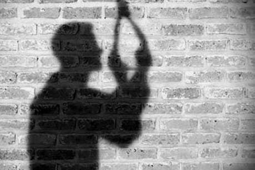 बक्सर: ग्रामीण कार्य विभाग के जेई ने पंखे से लटककर की खुदकुशी | JE of Rural Works Department commits suicide by hanging in Buxar