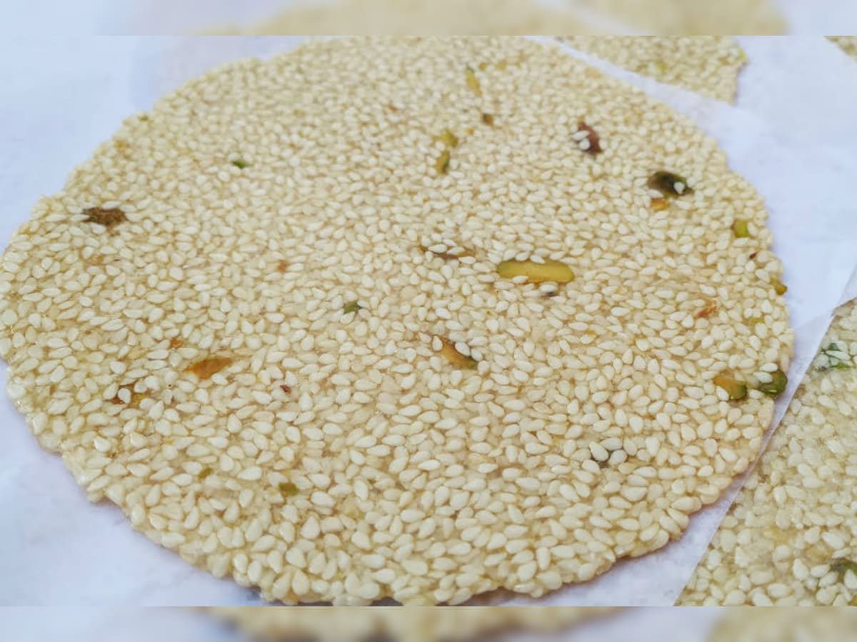 रेसिपी: इस तरह बनाएं तिल-गुड़ की पट्टी, मकर संक्रांति पर जम कर खाएं | how  to make til patti recipe on makar sankranti bgys - News18 हिंदी