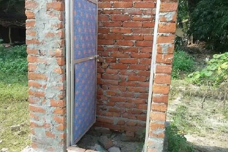 गुमला में शौचालय निर्माण के 104 करोड़ रुपये का कोई हिसाब नहीं मिल रहा है.