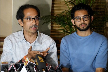 उद्धव ठाकरे के घर के बाहर हंगामा