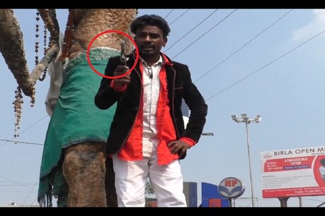 भागलपुर में चौराहे पर पिस्टल लहराता युवक