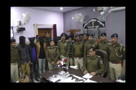 महंगे शौक पूरा करने के लिए लुटेरे बन गए कॉलेज स्टूडेंट्स, गहने और हथियार के साथ गिरफ्तार महंगे शौक पूरा करने के लिए लुटेरे बन गए कॉलेज स्टूडेंट्स, गहने और हथियार के साथ गिरफ्तार
