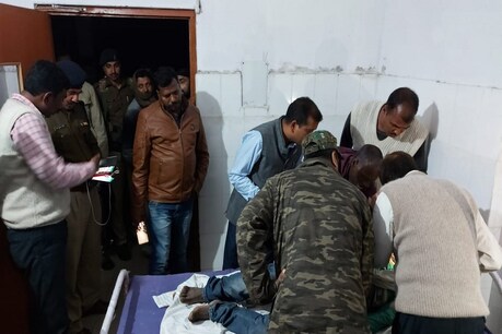 अस्पताल में सिद्धू कोड़ा की जांच करते डॉक्टर