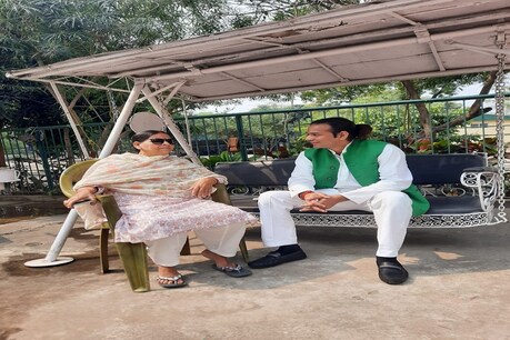 तेजस्वी की रैली में जाने से पहले राबड़ी देवी का आशीर्वाद लेने पहुंचे तेजप्रताप यादव तेजस्वी की रैली में जाने से पहले राबड़ी देवी का आशीर्वाद लेने पहुंचे तेजप्रताप यादव