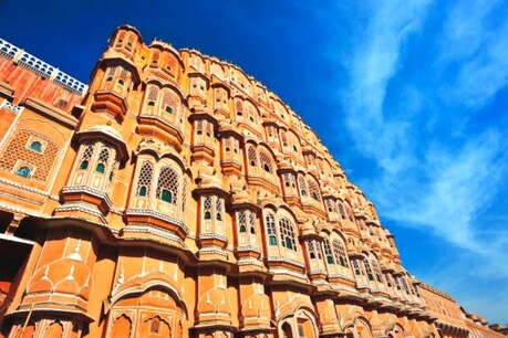 जयपुर का हवामहल भी मुख्य पर्यटन स्थलों में से एक है. (GettyImages)
