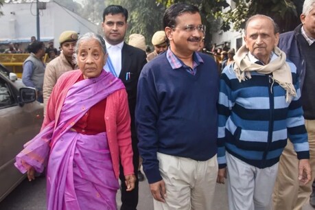 अरविंद केजरीवाल की मां गीता देवी आज शपथ ग्रहण समारोह खत्म होने के बाद बेहोश हो गईं. (फाइल फोटो)