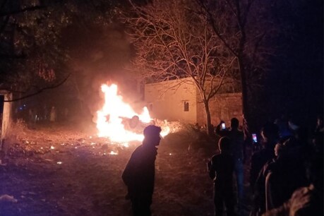 Mob lynching in Alwar: भीड़ ने 2 बदमाशों को पकड़कर बुरी तरह पीटा, पुलिस नहीं पहुंचती तो मार डालते ! Mob lynching in Alwar: भीड़ ने 2 बदमाशों को पकड़कर बुरी तरह पीटा, पुलिस नहीं पहुंचती तो मार डालते !