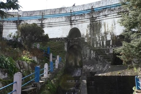 कुमाऊं विश्वविघालय के भूविज्ञान विभाग के वैज्ञानिकों ने इस बांध की हालत पर सवाल खड़े किए हैं.