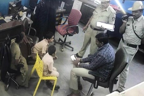 सोशल मीडिया पर छात्रों से बात करती पुलिस की यह फोटो वायरल हुई थी