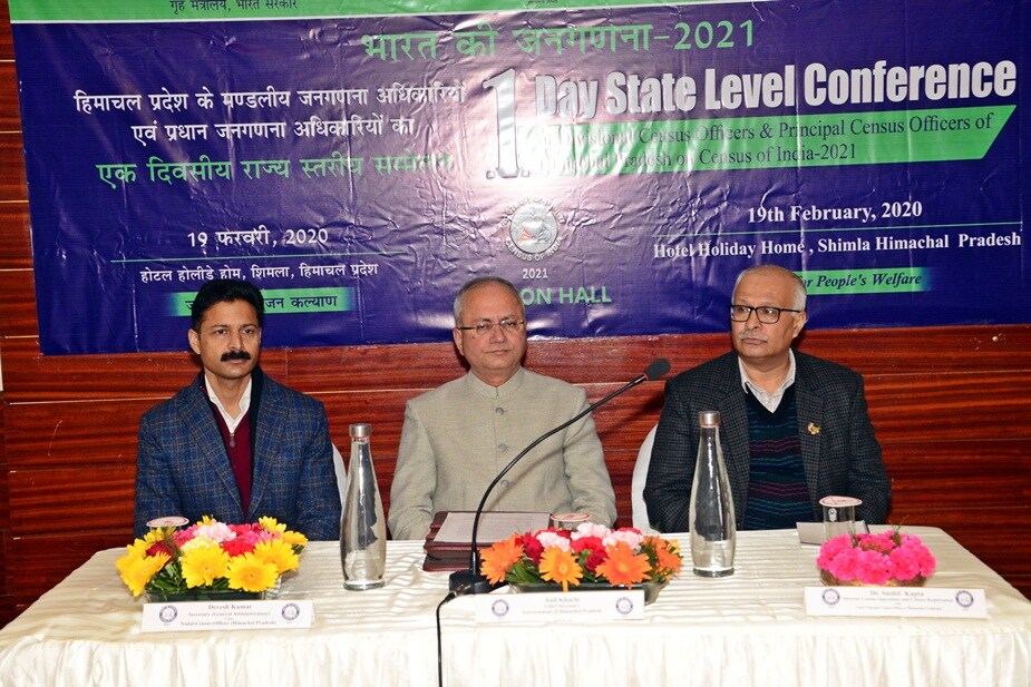 मुख्य सचिव अनिल खाची अफसरों के साथ.