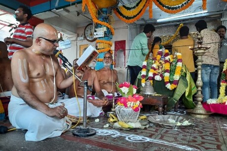 कोरोना वायरस से बचने के लिए तेलंगाना के बालाजी मंदिर में हुई विशेष प्रार्थना कोरोना वायरस से बचने के लिए तेलंगाना के बालाजी मंदिर में हुई विशेष प्रार्थना