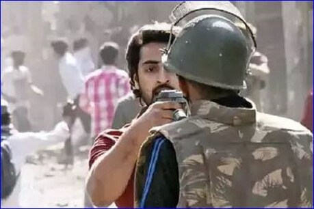 दिल्ली हिंसा के दौरान आरोपी शाहरुख ने पुलिसकर्मी दीपक दहिया पर सरेआम पिस्तौल तान दी थी. अब पुलिस ने शाहरुख पर एफआईआर दर्ज कर ली है.
