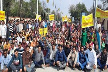 PHOTOS: गगल हवाई अड्डे के विस्तारीकरण का विरोध, एयरपोर्ट गेट पर लोगों का धरना