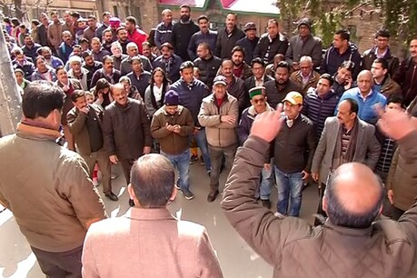 प्रदेश भर में 10 हजार से ज्यादा बैंक कर्मी हड़ताल पर हैं.
