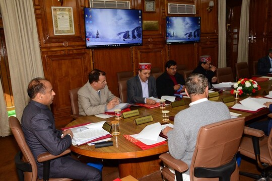 शिमला में कैबिनेट मीटिंग के दौरान सीएम और मंत्री.