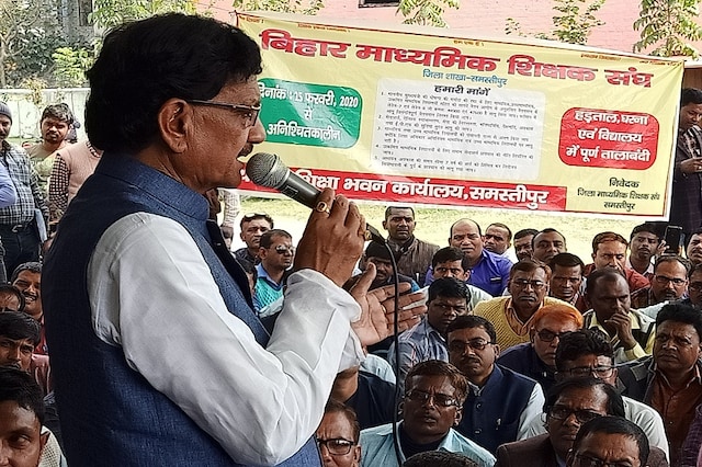 हड़ताली शिक्षकों को कांग्रेस का समर्थन, धरना में शामिल हुए प्रदेश अध्यक्ष