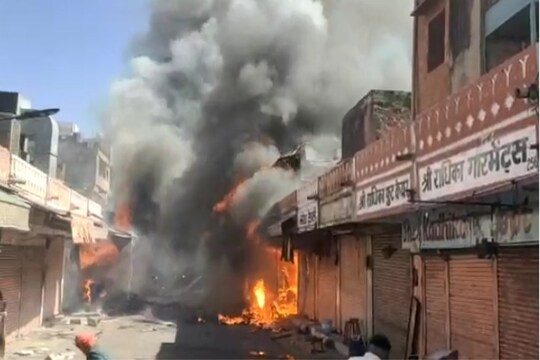 आग प्रभावित क्षेत्र में यातायात रोक दिया गया है. आग कैसे लगी अभी तक इसका खुलासा नहीं हो पाया है. 