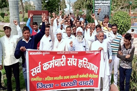 मांगों को लेकर सड़कों पर गरजे कर्मचारी, सरकार पर लगाया वायदा खिलाफी का आरोप मांगों को लेकर सड़कों पर गरजे कर्मचारी, सरकार पर लगाया वायदा खिलाफी का आरोप