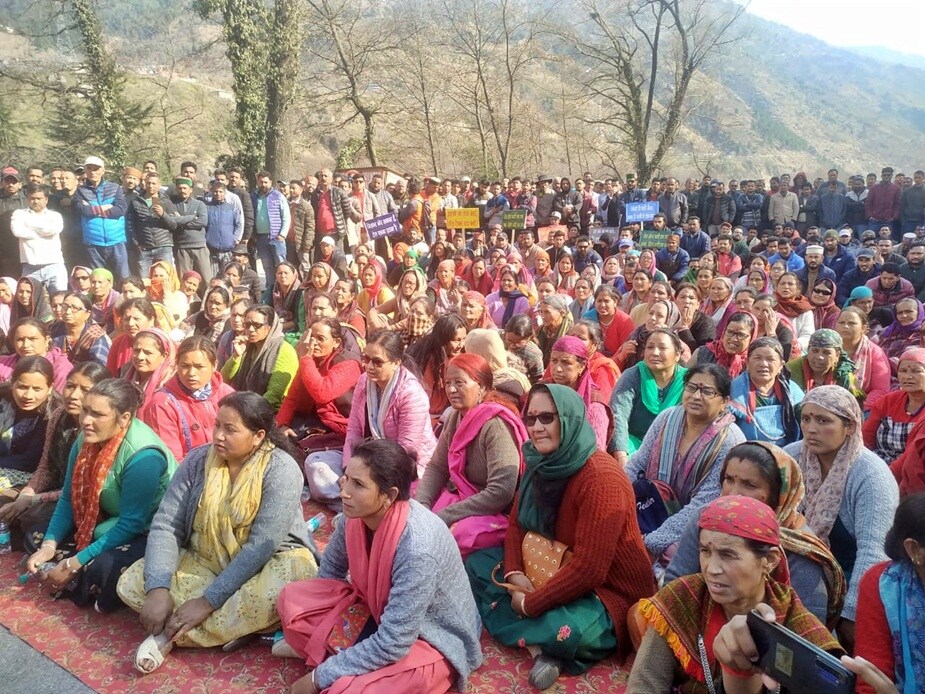 कुल्लू में टोल प्लाजा के विरोध में प्रदर्शन.